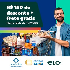 Homem mostrando carrinho de compras cheio